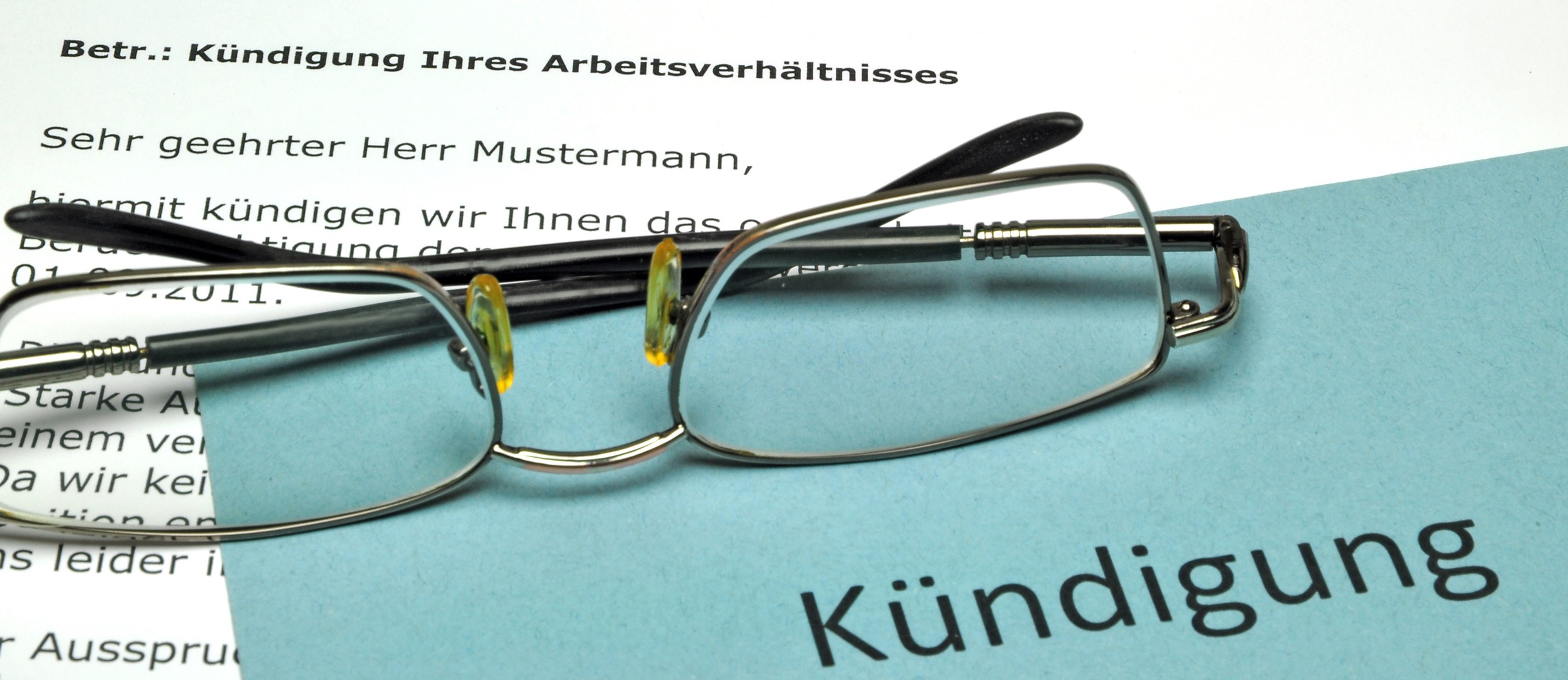 Arbeitsrecht in Berlin Köpenick Brille mit Dokument